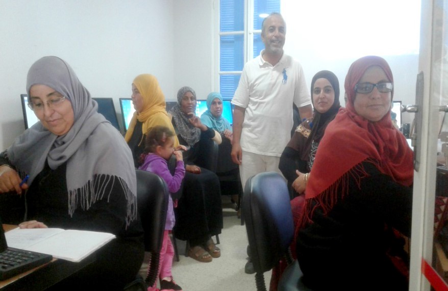 Photo of النساء في نادي محو الأمية الرقمية